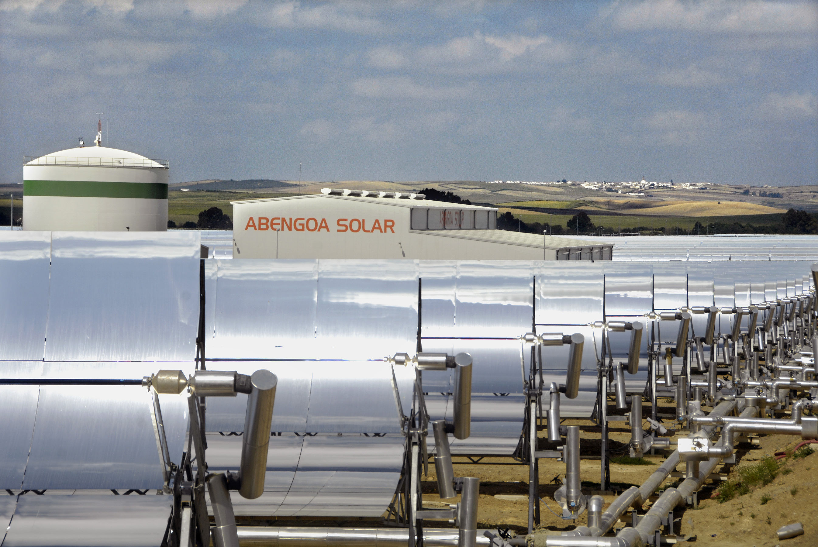 https://www.evwind.es/wp-content/uploads/2012/07/Abengoa-Solar-worlds-largest-concentrated-solar-thermal-plant.jpg