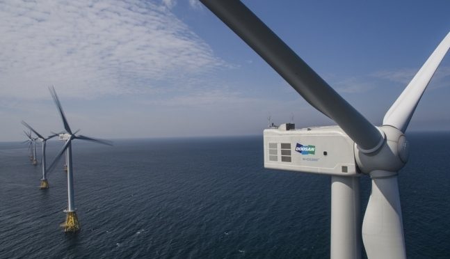 https://www.evwind.es/wp-content/uploads/2020/07/Wind-turbines-are-seen-at-the-Tamra-offshore-wind-farm.-Doosan-Heavy-Industries-Construction-647x372.jpg