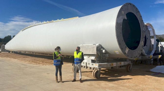 The mayor of Canet visits the Les Coves wind turbine blade factory
