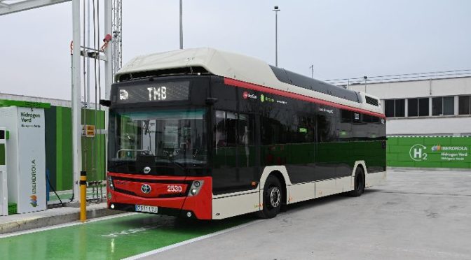 Barcelona receives the first Caetano hydrogen bus that will soon be refuelled at Iberdrola’s green H2 plant