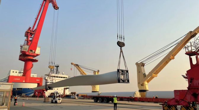 Ships the first wind turbine that will produce green hydrogen in Chile