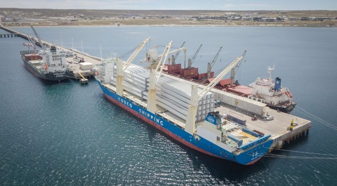 A ship with wind turbines for the Aluar wind farm arrived at the Storni dock