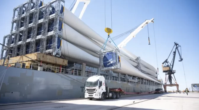 Wind power in Argentina, the wind turbines of the new YPF Luz wind farm arrive