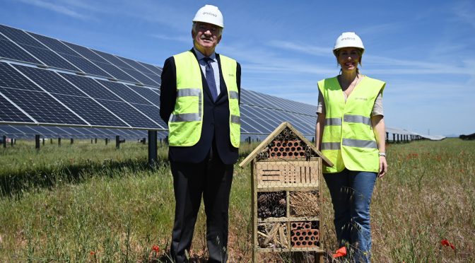 The president of Extremadura and the CEO of Endesa visit the first steppe bird reserve in a photovoltaic plant